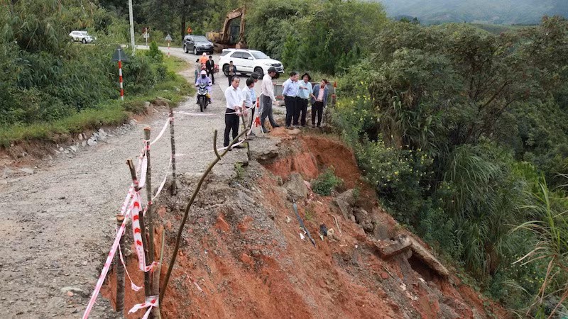 Lãnh đạo tỉnh Quảng Ngãi kiểm tra sạt lở các xã miền núi.