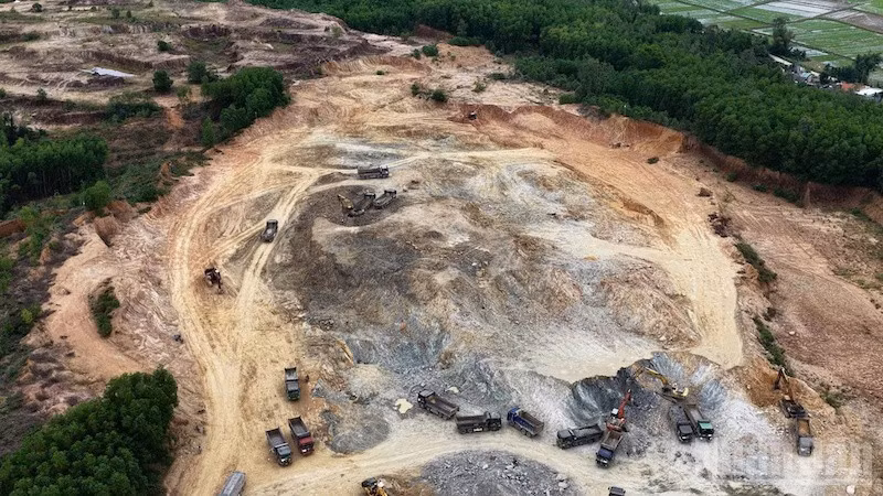Công ty cổ phần Đầu tư 706 khai thác, mua, bán trái phép khoáng sản tại mỏ đất núi Lệ Thủy trong thời gian dài.