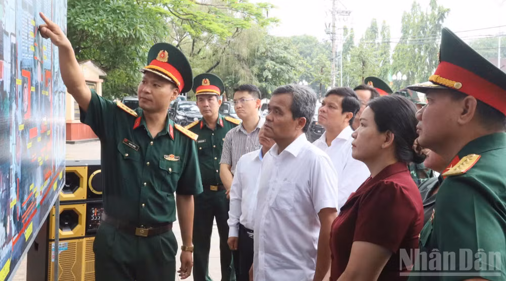 Bí thư Tỉnh ủy Quảng Ngãi Hồ Văn Niên kiểm tra công tác tìm kiếm, quy tập và xác định danh tính hài cốt liệt sĩ tại phường Kon Tum.