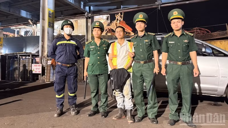 Cơ quan chức năng tạm giữ Toàn (áo trắng) sau khi phát hiện ma túy.