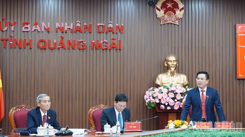 Đồng chí Nguyễn Hoàng Giang, Phó Bí thư Tỉnh ủy, Chủ tịch Ủy ban nhân dân tỉnh Quảng Ngãi chủ trì thảo luận.