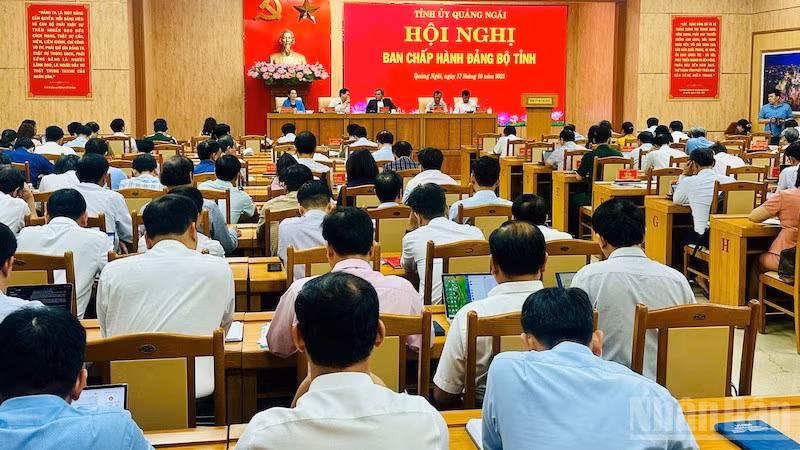 Hội nghị Tỉnh ủy Quảng Ngãi bàn thảo các giải pháp đạt tăng trưởng và nâng cao đời sống nhân dân.