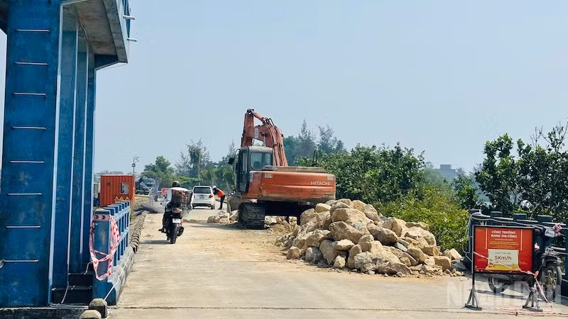 Doanh nghiệp phong tỏa đê kè Hòa Hà và tập kết đá, thiết bị nặng trên tuyến đê để thi công dự án.