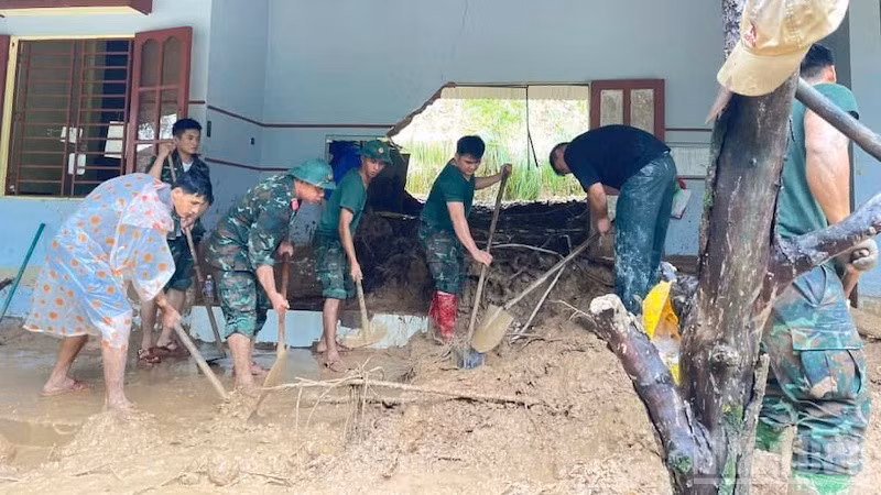 Cán bộ, chiến sĩ Lữ đoàn 574 giúp nhân dân sau mưa lũ.