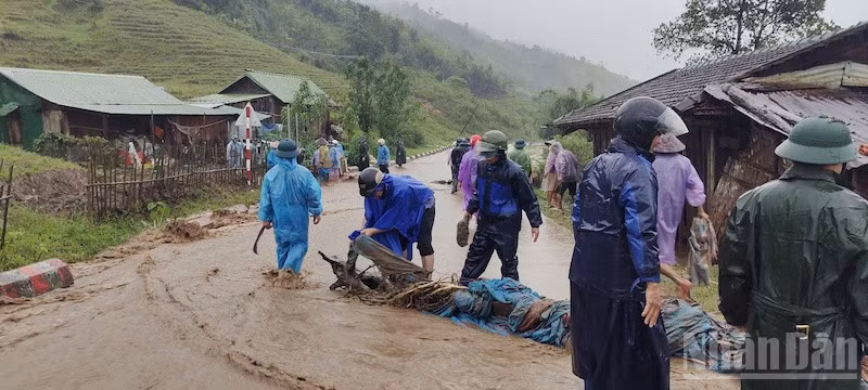 Xã Ngọc Linh huy động cán bộ và các lực lượng ngăn lũ bùn vào làng và nhà người dân.