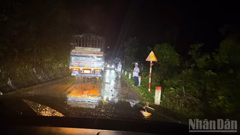Sạt lở gây ách tắc giao thông trên đèo Violak.