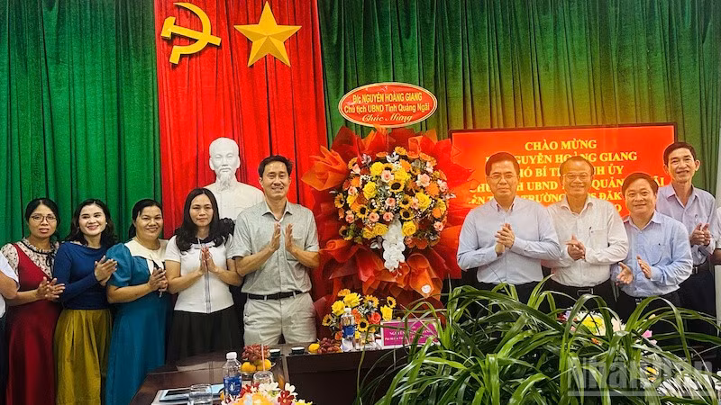 Lãnh đạo tỉnh Quảng Ngãi thăm, chúc mừng thầy cô giáo nhân Ngày nhà giáo Việt Nam 20/11.