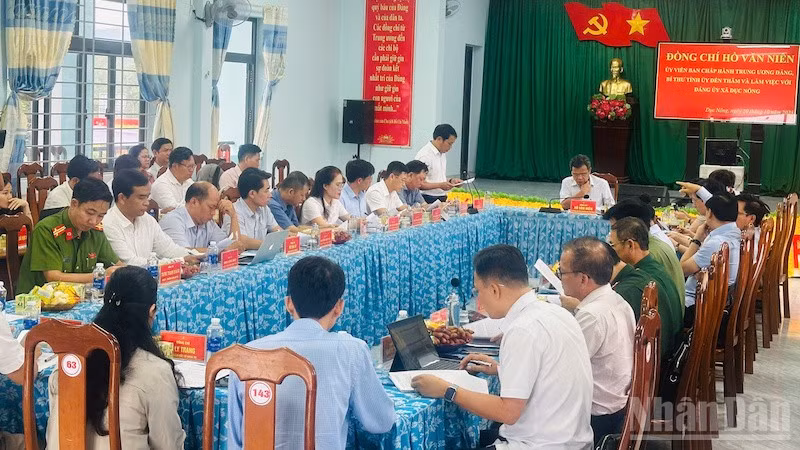 Đoàn công tác tỉnh Quảng Ngãi thăm và làm việc tại xã biên giới Dục Nông.