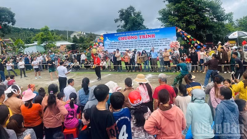 Xã Sa Loong tổ chức nhiều chương trình văn hóa cho bà con vùng biên giới.