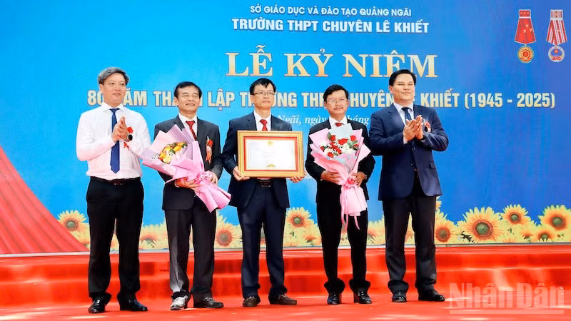Ban Giám hiệu Trường THPT chuyên Lê Khiết nhận Bằng khen của Chủ tịch Ủy ban nhân dân tỉnh Quảng Ngãi.