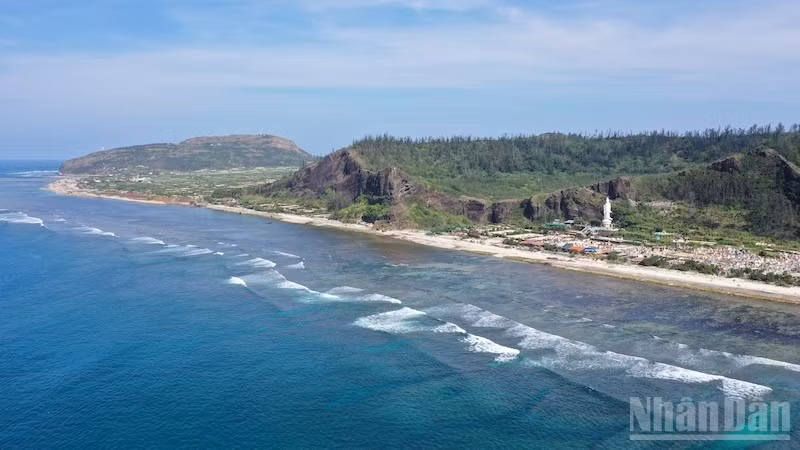 Đảo Lý Sơn có đường bờ biển 25km.