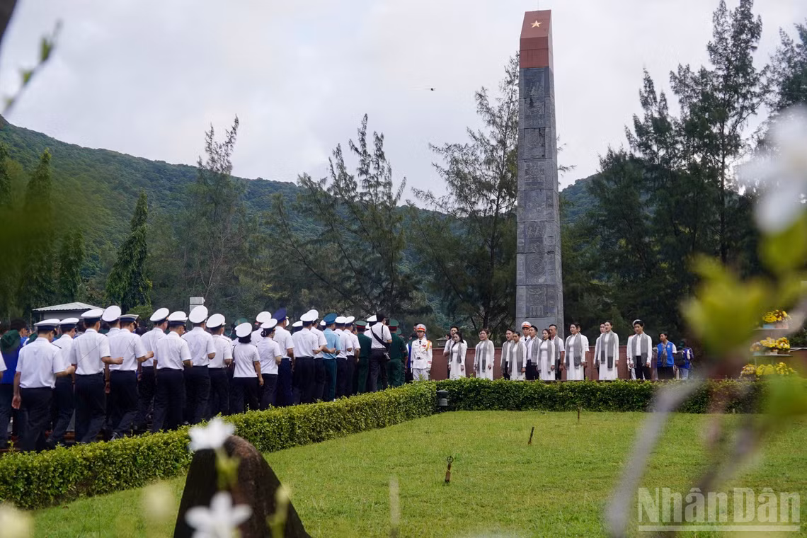 Đoàn đại biểu Thành phố Hồ Chí Minh dâng hương tại Nghĩa trang Hàng Dương. (Ảnh: LÊ THÀNH)