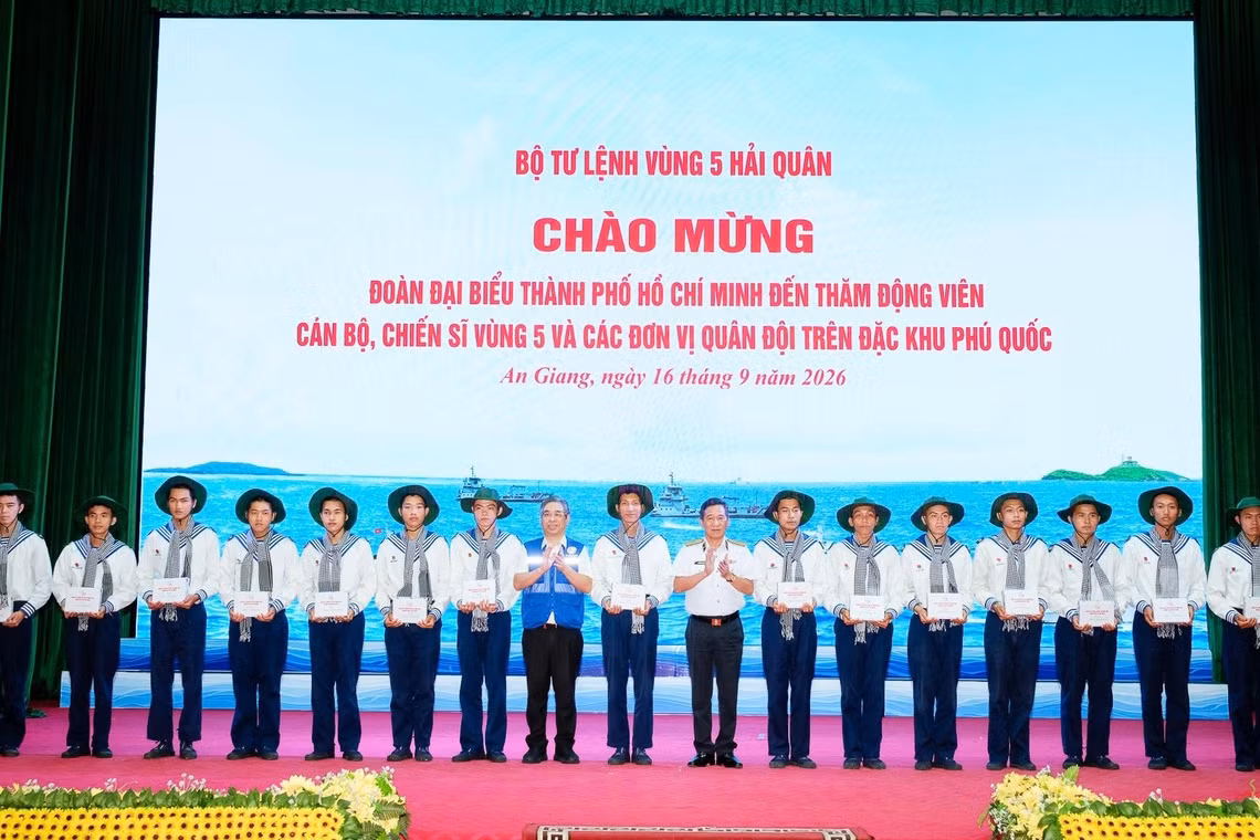 Đồng chí Nguyễn Phước Lộc, Ủy viên Trung ương Đảng, Phó Bí thư Thành ủy Thành phố Hồ Chí Minh, Chủ tịch Ủy ban Mặt trận Tổ quốc Việt Nam Thành phố tặng quà cho chiến sĩ quê Thành phố Hồ Chí Minh đang thực hiện nghĩa vụ tại Vùng 5 Hải quân. (Ảnh: Ban tổ chức) 