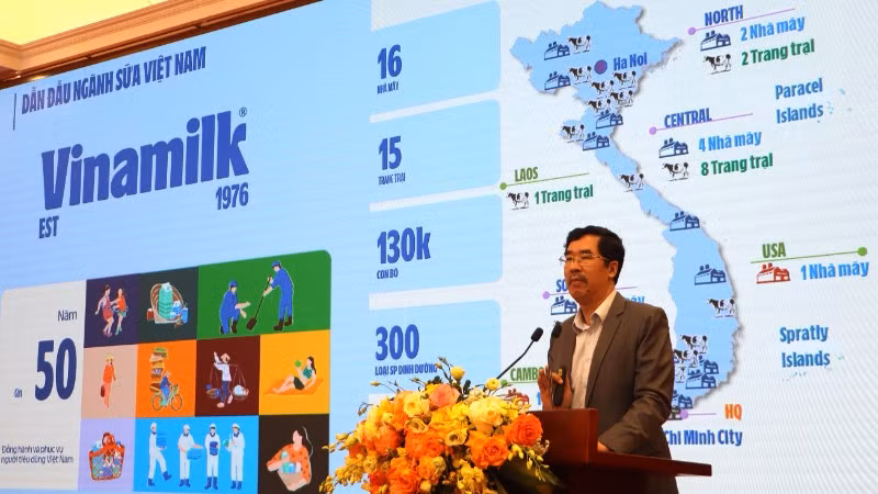 Ông Nguyễn Quốc Khánh, Giám đốc Điều hành Nghiên cứu và Phát triển Vinamilk, trình bày việc ứng dụng công nghệ định danh và truy xuất nguồn gốc cho sản phẩm Vinamilk. (Ảnh: Vi Nam)