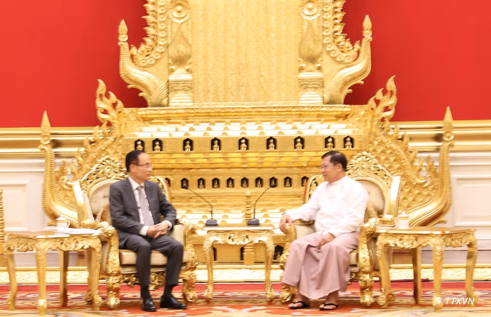 Bộ trưởng Ngoại giao Lê Hoài Trung hội kiến Tổng thống Myanmar Min Aung Hlaing. (Ảnh: Đỗ Sinh - Phóng viên TTXVN từ Myanmar)