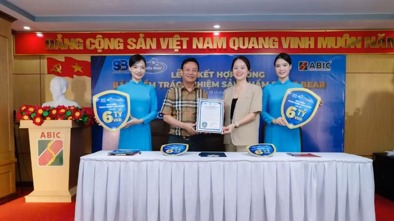 Giám đốc Bảo hiểm Agribank chi nhánh Thăng Long Nguyễn Mạnh Cường trao Chứng nhận bảo hiểm trách nhiệm sản phẩm cho Chủ tịch HĐQT Công ty cổ phần Tập đoàn SBI Lương Thị Thái Ninh.