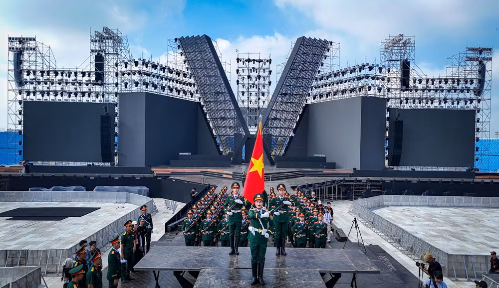 68 chiến sĩ tham gia lễ duyệt binh trên Quảng trường đỏ (Liên bang Nga) kỷ niệm 80 năm Ngày chiến thắng phát-xít đang tập luyện trên sân khấu chương trình Tổ quốc trong tim. (Ảnh: PHƯƠNG ANH)