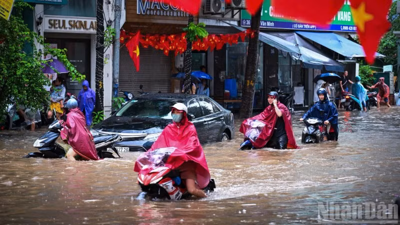 Mưa lớn gây ngập úng tại nhiều con phố trên địa bàn thành phố Hà Nội. (Ảnh: THÀNH ĐẠT)