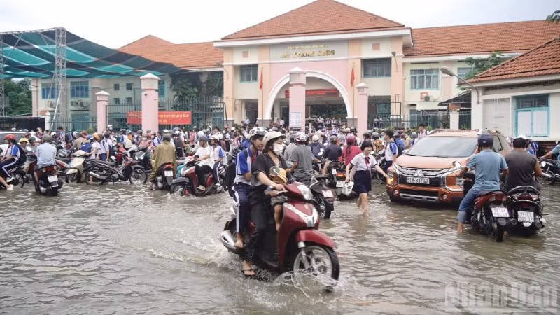 Triều cường làm nhiều tuyến đường tại Thành phố Hồ Chí Minh bị ngập sâu.