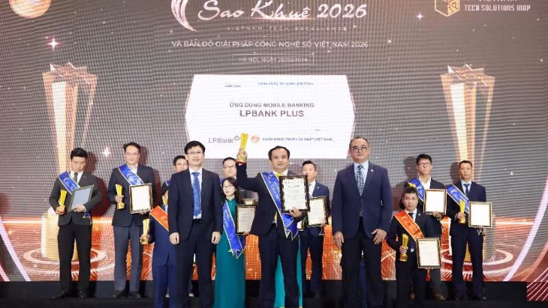 Ông Đặng Công Hoàn, Phó Tổng Giám đốc Ngân hàng TMCP Lộc Phát Việt Nam, đại diện Ngân hàng nhận giải thưởng Sao Khuê 2026.