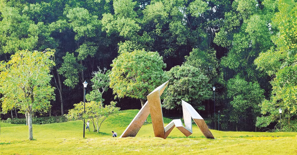 Phạm Bảo Sơn, Bình, thép không gỉ, 210x320x160cm, 570kg, 2015, tại Bảo tàng Nghệ thuật đương đại Flamingo. (Ảnh: FCAM)