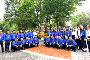 Các đại biểu thanh niên chụp ảnh lưu niệm tại khu vực tượng Bác Hồ trong khuôn viên Đại học Quảng Tây. (Ảnh: HỮU HƯNG)