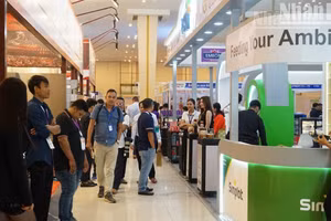 Khách tham quan một hội chợ quốc tế về chuỗi cung ứng thực phẩm, đồ uống được tổ chức tại Phnom Penh. (Ảnh: ĐINH TRƯỜNG)