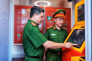 Hà Nội là địa phương đầu tiên trên cả nước triển khai thí điểm Kiosk Trạm Cảnh sát thông minh. (Ảnh: KIÊN PHẠM)