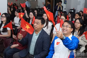 Các sinh viên tham dự xem truyền hình trực tiếp chương trình nghệ thuật chính luận “Tổ quốc trong tim” được livestream trên các nền tảng số chính thức của Báo Nhân Dân. 