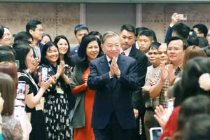 Tổng Bí thư Tô Lâm và Phu nhân gặp gỡ cán bộ, nhân viên cơ quan đại diện và đại diện cộng đồng người Việt Nam tại Singapore. (Ảnh: Thống Nhất/TTXVN)