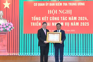 Đồng chí Trần Cẩm Tú, Ủy viên Bộ Chính trị, Thường trực Ban Bí thư, Chủ nhiệm Ủy ban Kiểm tra Trung ương trao Bằng khen của Thủ tướng Chính phủ tặng Cơ quan Ủy ban Kiểm tra Trung ương. (Ảnh: ĐĂNG KHOA)