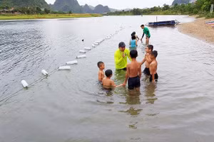 Trẻ em thị trấn Phong Nha (Quảng Bình) học bơi miễn phí trong hè 2022.