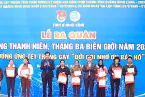 Tại lễ ra quân Tháng Thanh niên năm 2024, các đại biểu tặng quà cho các gia đình chính sách ở huyện Tuyên Hóa 