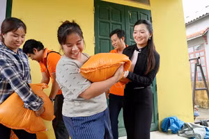 Bà Nguyễn Ngọc Ánh - Phó Chủ tịch Tập đoàn Kim Oanh trao 20 kg gạo/hộ tận tay bà con vùng lũ.
