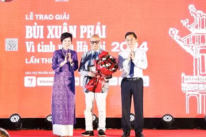 Giáo sư Hoàng Đạo Kính được trao giải Bùi Xuân Phái - Vì tình yêu Hà Nội năm 2024.