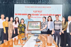 Lãnh đạo UBND quận Hoàn Kiếm tặng quà tri ân ông Tohru Ninomiya (thứ sáu từ trái sang).