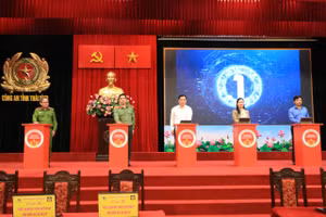 Các đại biểu thực hiện nghi thức ấn nút khởi động cuộc thi trắc nghiệm trên Internet tìm hiểu về Đề án 06 của Chính phủ.