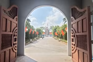 Nghĩa trang liệt sĩ huyện Đông Hưng được xây dựng vào ngày 27/7/1979.