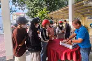 Đông đảo người dân trên địa bàn tỉnh Kon Tum đến nhận ấn phẩm đặc biệt.