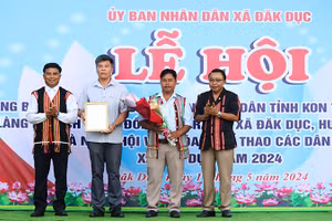 Trao quyết định của Ủy ban nhân dân tỉnh Kon Tum công nhận Làng du lịch cộng đồng Đăk Răng.