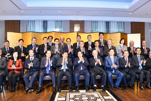 Thủ tướng Phạm Minh Chính chụp ảnh lưu niệm với Ban lãnh đạo và các thành viên Hội đồng Xúc tiến ngoại giao nhân dân (FEC).