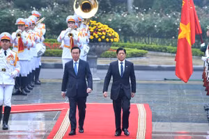 Chủ tịch nước Võ Văn Thưởng và Tổng thống Philippines Ferdinand Romualdez Marcos Jr. duyệt Đội danh dự Quân đội nhân dân Việt Nam tại lễ đón.
