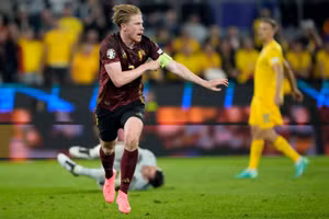 Kevin De Bruyne ăn mừng bàn thắng ấn định tỷ số. (Ảnh: AP photo)