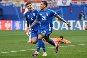 Italia gỡ hòa 1-1 ở phút 90+8. (Ảnh: Reuters)