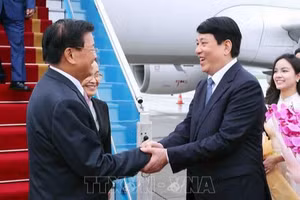 Ủy viên Bộ Chính trị, Thường trực Ban Bí thư Lương Cường đón Tổng Bí thư, Chủ tịch nước Lào Thongloun Sisoulith cùng Phu nhân tại sân bay quốc tế Nội Bài. (Ảnh: TTXVN)