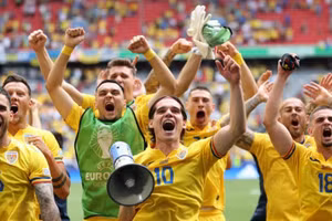 Niềm vui chiến thắng của Romania. (Ảnh: Getty)