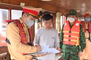 Cảnh sát giao thông đường thủy Công an tỉnh Quảng Ninh phối hợp với các lực lượng chức năng tăng cường kiểm tra các tàu du lịch chở khách tham quan Vịnh Hạ Long.