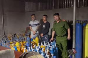 Lực lượng chức năng phát hiện kho nơi đối tượng Bùi Văn Nam cất giấu các bình khí N2O.