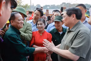 Thủ tướng Phạm Minh Chính gặp gỡ và trao đổi với người dân tham quan tại Khu tưởng niệm Đại tướng Võ Nguyên Giáp ở Khu di tích Sở Chỉ huy chiến dịch Điện Biên Phủ. Ảnh: Nhật Bắc