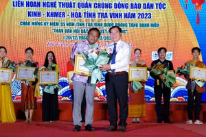 Đại diện đơn vị huyện Trà Cú nhận giải tại buổi lễ bế mạc Liên hoan nghệ thuật quần chúng dân tộc Kinh, Khmer, Hoa.
